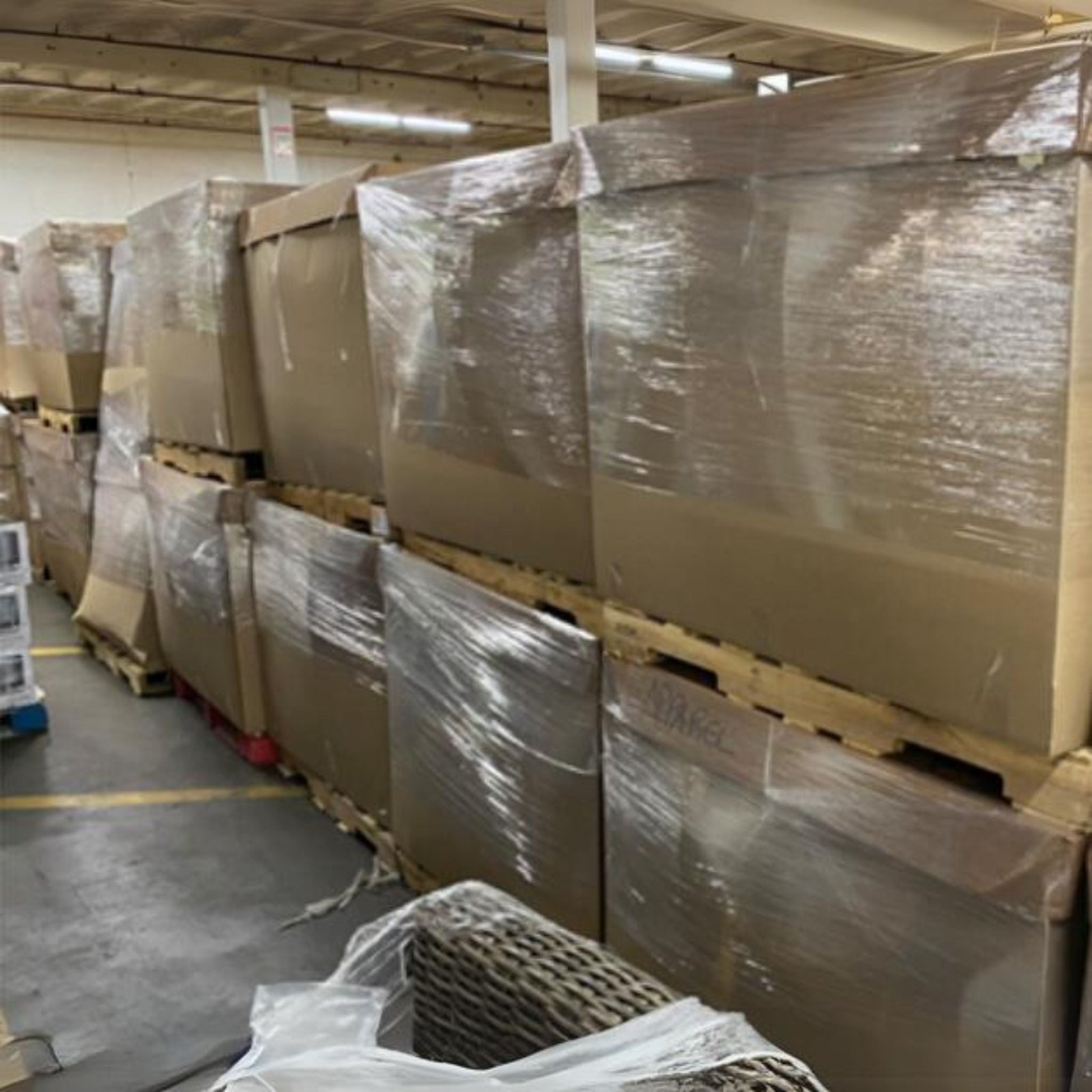 Buy clothes pallets Mix of Mens, Womens & Kids Returns/Shelf Pulls